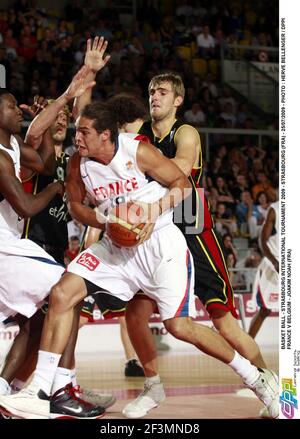 BASKET BALL - TOURNOI INTERNATIONAL DE STRASBOURG 2009 - STRASBOURG (FRA) - 25/07/2009 - PHOTO : HERVE BELLENGER / DPPIFRANCE V BELGIQUE - JOAKIM NOAH (FRA) Banque D'Images