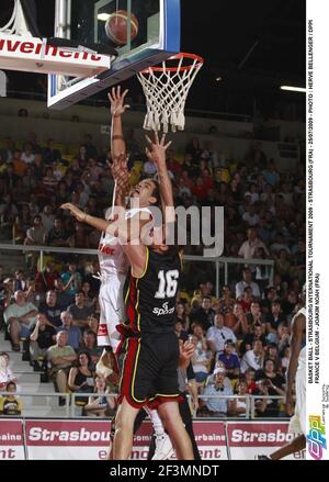 BASKET BALL - TOURNOI INTERNATIONAL DE STRASBOURG 2009 - STRASBOURG (FRA) - 25/07/2009 - PHOTO : HERVE BELLENGER / DPPIFRANCE V BELGIQUE - JOAKIM NOAH (FRA) Banque D'Images