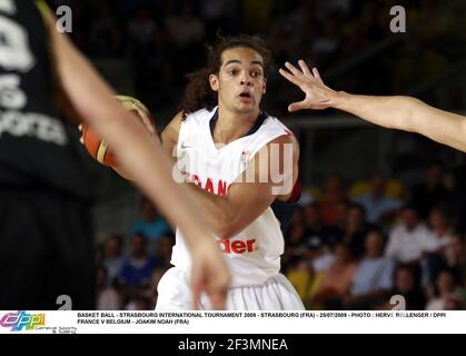 BASKET BALL - TOURNOI INTERNATIONAL DE STRASBOURG 2009 - STRASBOURG (FRA) - 25/07/2009 - PHOTO : HERVE BELLENGER / DPPIFRANCE V BELGIQUE - JOAKIM NOAH (FRA) Banque D'Images