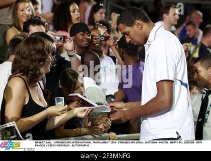 BASKET BALL - TOURNOI INTERNATIONAL DE STRASBOURG 2009 - STRASBOURG (FRA) - 26/07/2009 - PHOTO : HERVE BELLENGER / DPPIFRANCE V RÉPUBLIQUE TCHÈQUE - AUTOGRAPHES Banque D'Images