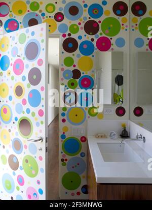 Lavabo sur meuble dans la salle de bains dynamique dans la maison aux Etats-Unis Banque D'Images