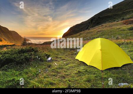 Tente en Norvège. Camping dans la péninsule de Stadlandet dans le district de Nordjord. Banque D'Images