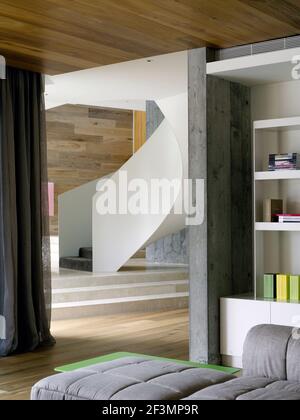 Vue sur l'escalier en courbe dans le couloir de la maison australienne Banque D'Images