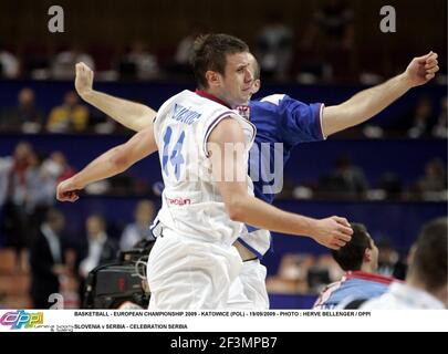 BASKETBALL - CHAMPIONNAT EUROPÉEN 2009 - KATOWICE (POL) - 19/09/2009 - PHOTO : HERVE BELLENGER / DPPI SLOVÉNIE / SERBIE - CÉLÉBRATION SERBIE Banque D'Images