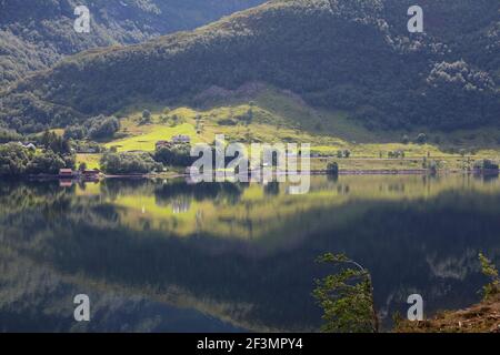 Vanylvsfjorden fiord en Norvège. Norgia paysage de village côté fiord. Banque D'Images