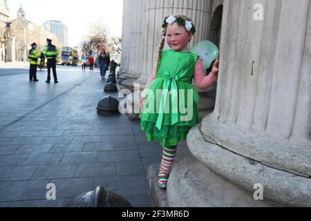 Willow O'Brien, âgé de cinq ans, s'est habillé pour célébrer la Saint-Patrick devant le bureau de poste général sur la rue O'Connell à Dublin. Date de la photo: Mercredi 17 mars 2021. Banque D'Images