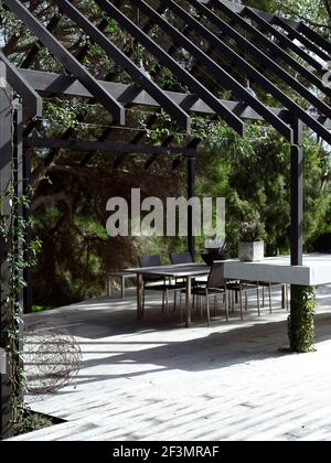 Table et chaises sur la terrasse ombragée de la maison australienne Banque D'Images