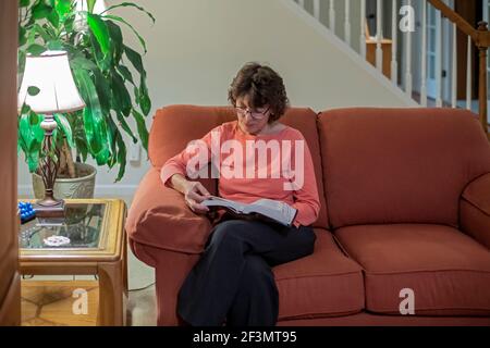 Ypsilanti, Michigan - la Dre Mary Healy lit la Bible à sa maison. Le Dr Healy est professeur d'écriture sacrée au Séminaire majeur du Sacré-cœur à Detroit Banque D'Images