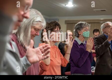 Ypsilanti, Michigan - Mary Healy (en haut de l'orange) dirige un groupe de prière catholique à son domicile. Le Dr Healy est professeur d'écriture sacrée à Sacred Hear Banque D'Images