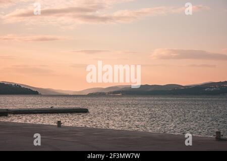 montagnes brumeuses sur un lever de soleil brumeux. horizon lointain. abstraction de montagne texture fond.paysage d'été Banque D'Images