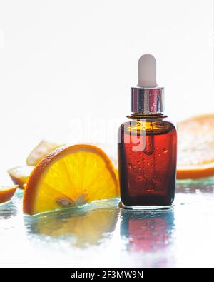 Sérum de vitamine C et agrumes frais. Huile essentielle d'agrumes. Concept de cosmétiques naturels. Cosmétiques biologiques. Un mode de vie sain. Banque D'Images