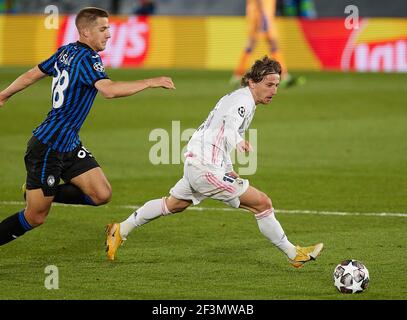 Madrid, Espagne. 16 mars 2021. Luka Modric (Real Madrid CF) et Mario Pasalic (Atalanta Bergame) se battent pour le ballon lors de la manche de la Ligue des champions de l'UEFA de 16 deuxième match entre Real Madrid et Atalanta Bergame à la ville sportive de Valdebebas à Madrid.(score final; 3 à 1 pour Real Madrid, se qualifiant dans un global de la cravate 4-1) (photo de Manu Reino/SOPA Images/Sipa USA) crédit: SIPA USA/Alay Live News Banque D'Images