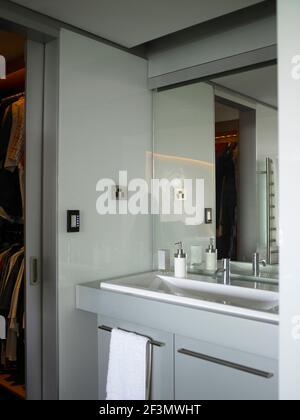 Miroir au-dessus du lavabo installé dans la salle de bains moderne, Australie Banque D'Images