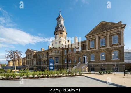 L'ancien bâtiment de l'hôpital militaire de Cambridge, à Aldershot, a été réaménagé en appartements résidentiels de luxe, Hampshire, Angleterre, Royaume-Uni, mars 2021 Banque D'Images