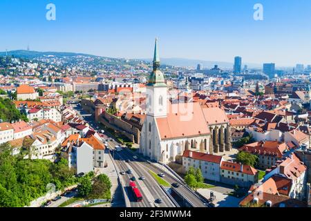La Cathédrale Saint-Martin vue panoramique aérienne. Cathédrale St Martin est une église catholique romaine à Bratislava, Slovaquie. Banque D'Images