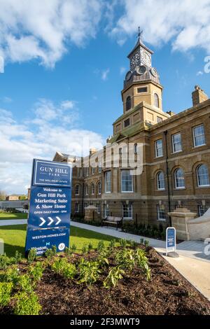 L'ancien bâtiment de l'hôpital militaire de Cambridge, à Aldershot, a été réaménagé en appartements résidentiels de luxe, Hampshire, Angleterre, Royaume-Uni, mars 2021 Banque D'Images