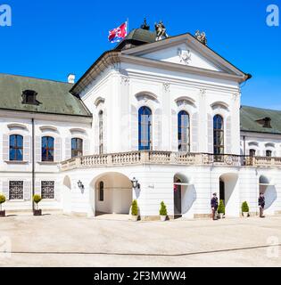 Le Palais Grassalkovich est un palais à Bratislava et la résidence du président de la Slovaquie. Palais Grassalkovich est situé sur Hodzovo Namest Banque D'Images