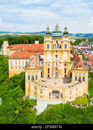 Monastère de l'Abbaye de Melk vue panoramique aérienne. Stift Melk est une Abbaye Bénédictine de Melk, Autriche. Monastère situé sur un éperon rocheux dominant la D Banque D'Images