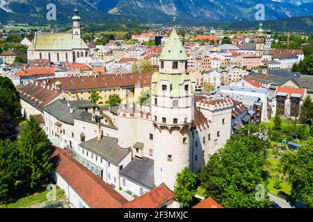 Château Hasegg ou Burg Hasegg vue panoramique aérienne, château et menthe situé Hall in Tirol, région autrichienne du Tyrol Banque D'Images