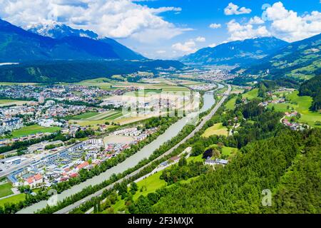 Hall in Tirol et Inn river vue panoramique aérienne, en Autriche. Hall in Tirol est une ville dans le district de terres d'Innsbruck, Tyrol, Autriche. Banque D'Images