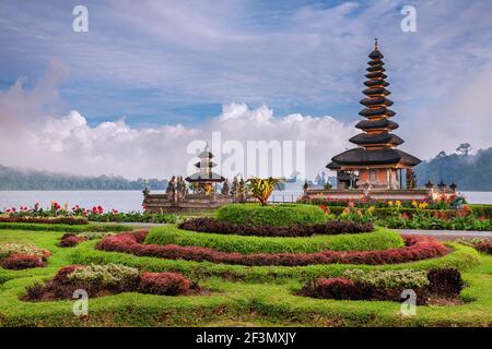 Pura Ulun Danu temple sur un lac Beratan, Bali Banque D'Images