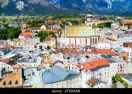 Église paroissiale Saint Nikolaus ou St Nicholas Church Paris vue panoramique aérienne, église catholique à Hall in Tirol, région autrichienne du Tyrol Banque D'Images