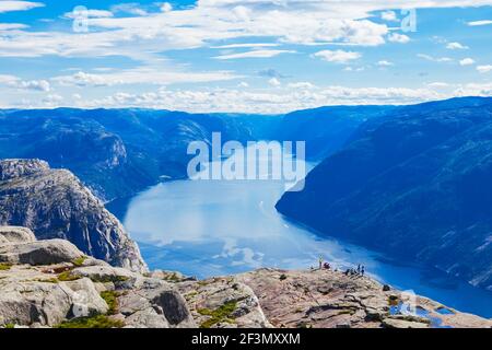 Lysefjord aerial vue panoramique du haut de la falaise Preikestolen se trouve près de Stavanger. Preikestolen ou Pulpit Rock est une célèbre attraction touristique de N Banque D'Images