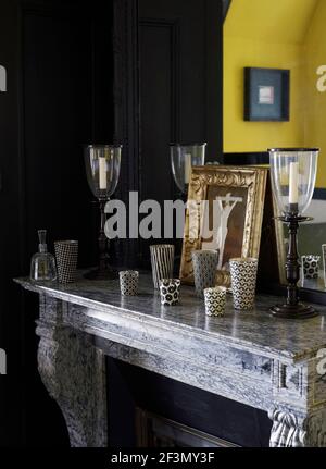 Béchers noirs et blancs disposés sur une cheminée en français accueil Banque D'Images