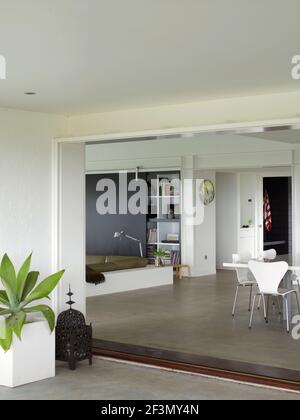 Table et chaises dans la spacieuse cuisine américaine en Australie accueil Banque D'Images