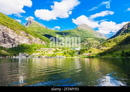 Geiranger est un petit village touristique dans la région de Sunnmore en Norvège. Geiranger se trouve au Geirangerfjord. Banque D'Images