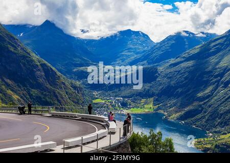 Geirangerfjord aerial vue panoramique de Ornesvingen eagle road, situé près du village de Geiranger, Norvège Banque D'Images