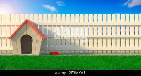 Vous vous sentirez comme chez vous dans le jardin de la maison. Maison pour animaux domestiques et bol alimentaire vide. Cabine en bois avec toit rouge, clôture de maison et fond bleu ciel, Banque D'Images