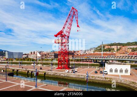 Grue rouge dans le centre-ville de Bilbao, Pays Basque dans le nord de l'Espagne Banque D'Images