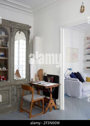 Vieux bureau d'école dans le coin de la chambre dans la maison française Banque D'Images