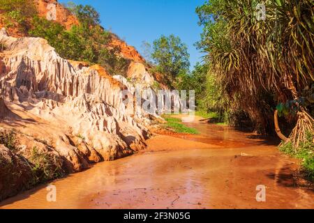 Fairy Stream ou Tien Suoi est un petit ruisseau se cacher derrière les dunes de sable de Mui Ne à Phan Thiet au Vietnam Banque D'Images