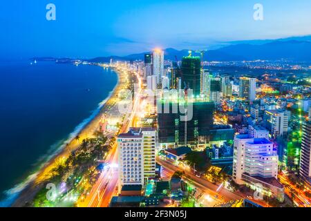 Nha Trang city skyline aerial vue panoramique au coucher du soleil au Sud Vietnam Banque D'Images