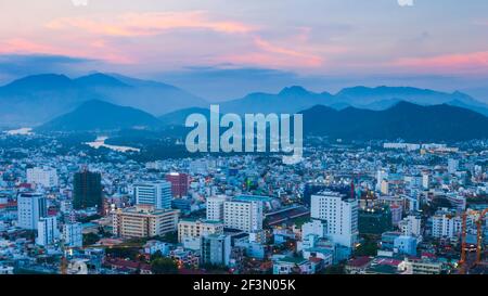 Nha Trang city skyline aerial vue panoramique au coucher du soleil au Sud Vietnam Banque D'Images