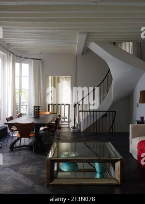 Table et chaises dans la spacieuse salle à manger ouverte Maison française Banque D'Images