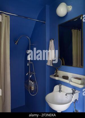 Douche et lavabo dans la salle de bains bleue dans la maison des Etats-Unis Banque D'Images