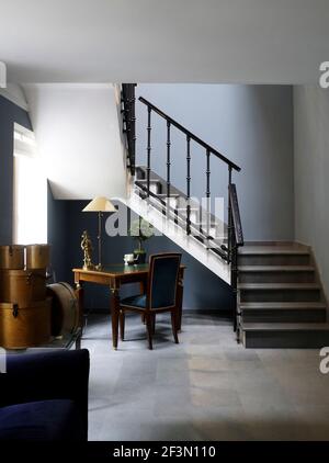 Table et chaise dans le couloir de la maison russe Banque D'Images