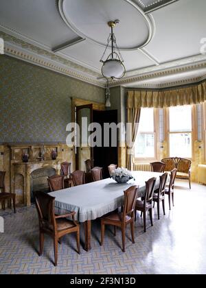 Table et chaises dans l'élégante salle à manger de la maison française Banque D'Images