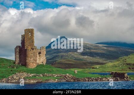 Les ruines du château d'Ardvreck sur le Loch Assynt dans le Sutherland Écosse Banque D'Images