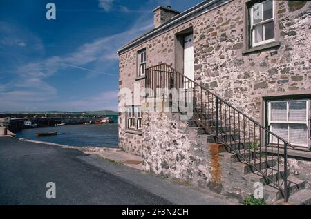 Bowmore Harbour sur Islay depuis la place en 1988 Banque D'Images