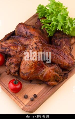 Ailes de poulet grillées. Aliments à faible teneur en glucides et à haute teneur en matières grasses. Menu pour un régime de carnivore ou de keto Banque D'Images