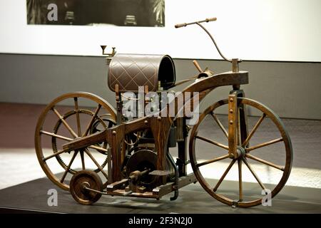 Allemagne, Bad Cannstatt, Mémorial Gottlieb Daimler, réplique de la première voiture à cheval, le premier vélo de moteur 1885 Banque D'Images