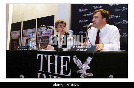 La réunion de Fringe indépendante avec les orateurs David Miliband, Ruth Kelly et Ed Balls, présidée par Steve Richards à la conférence du Parti travailliste à Brighton.pic David Sandison 26/9/2005 Banque D'Images