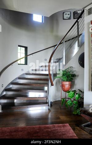 Escalier en acier dans le couloir de la maison des États-Unis Banque D'Images