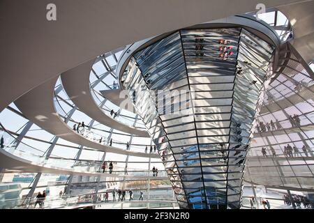 Allemagne, Berlin, Reichstag, le Glass Dome, 1999, Créé par Sir Norm Foster Banque D'Images