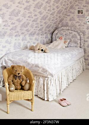 Chambre pour enfants avec papier peint toile de Jouy et couvre-lit assorti sur lit simple Banque D'Images