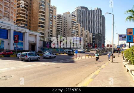 Alexandrie - Égypte - 08 octobre 2020 : rue principale de la ville touristique d'Alexandrie. Vide Corniche Avenue avec des hôtels et des bâtiments résidentiels pendant da Banque D'Images